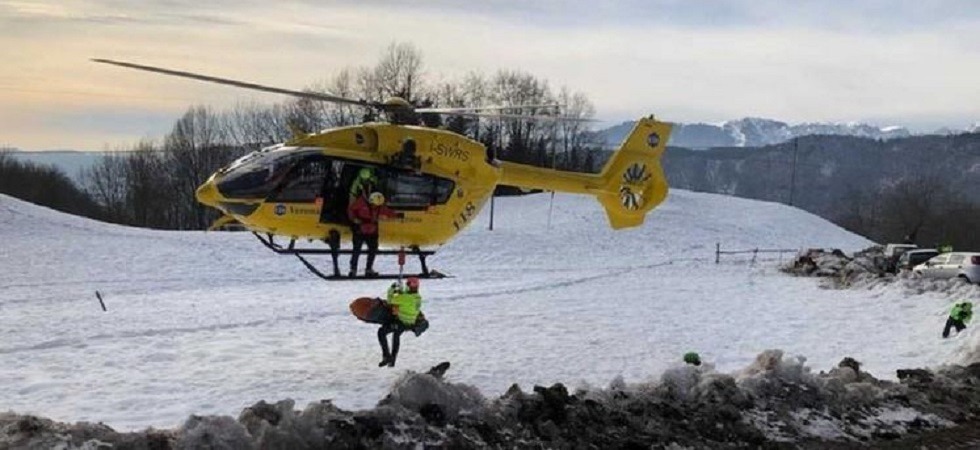 Cade in una cavità carsica da 20 metri coperta da un 'ponte' di neve: paura per un'escursionista in Lessinia